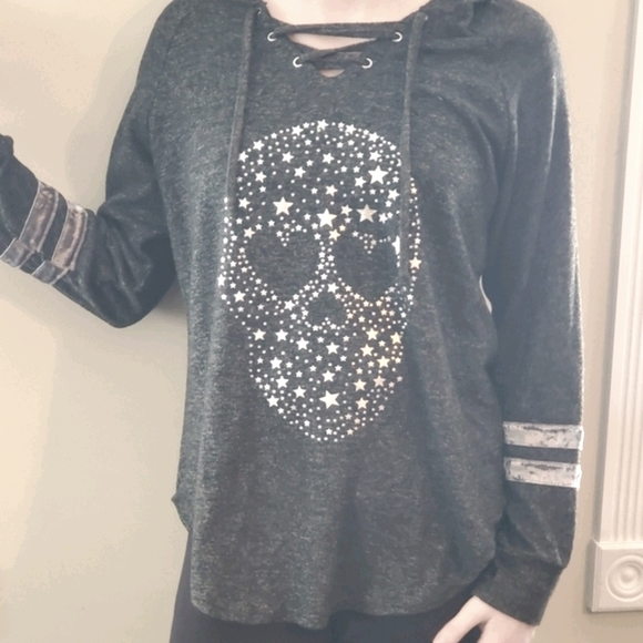 No Boundaries Tops - Gray Hoodie With Skull